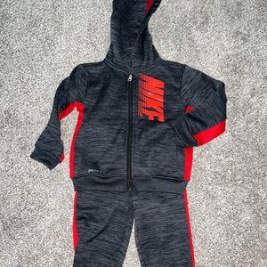 Like new 24m Nike Dry free set smoke/pet free